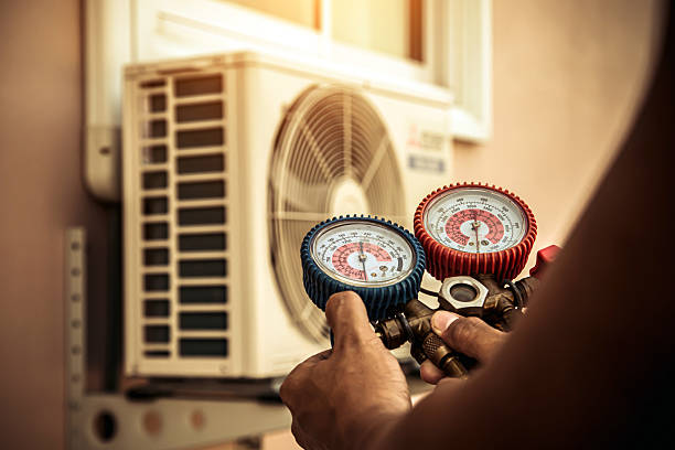 Professional Hvac technician working in Greenville, IA